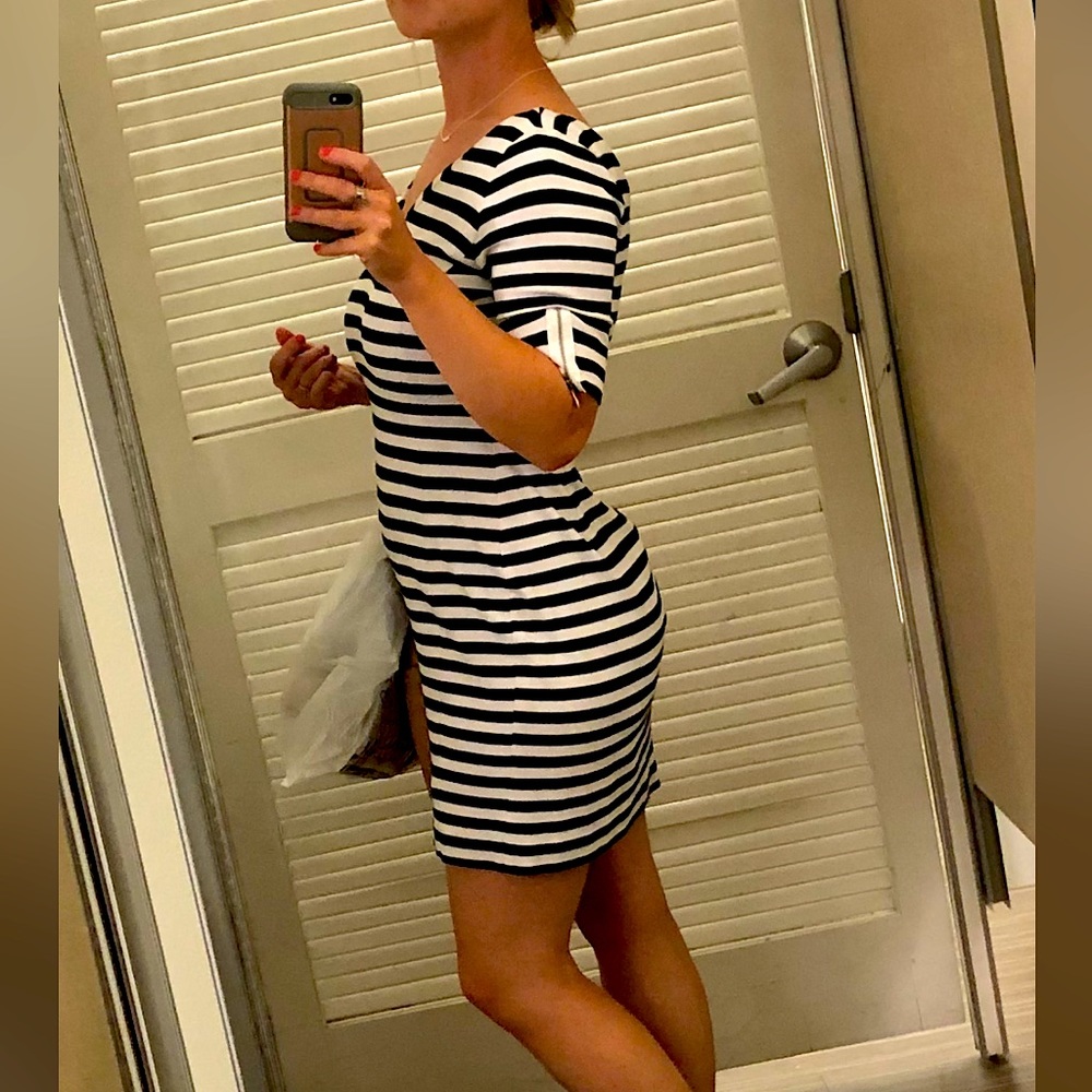 Banana Republic V- neck dress, striped. Black and white